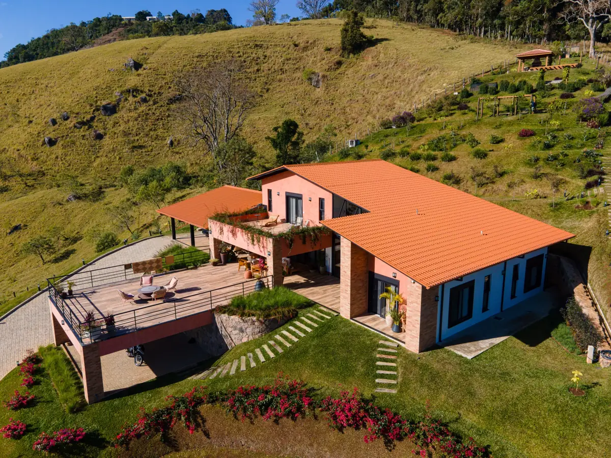 Casa de campo coberta com telha sanduíche colonial terracota Kingspan Isoeste (foto de obra)
